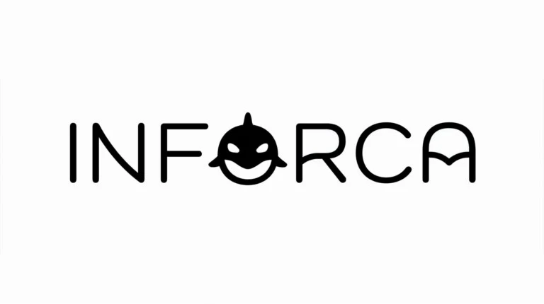 Logo InfOrca: słowo cienkimi czarnymi literami z uśmiechniętą orką zamiast O