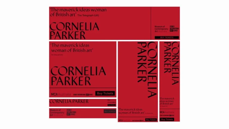 Banery Cornelii Parker: nazwisko artystki czarnymi wersalikami na czerwieni